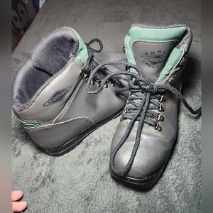 Merrell Gray and Green Ski Boots Womens Size 9 Used